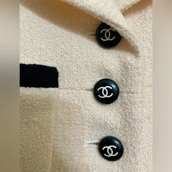 Vintage CHANEL Ivory & Black Bouclé Tweed Skirt Suit - Picture 6 of 13